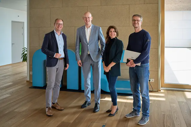 Von links nach rechts: Rainer Roll (CCO), Thomas Gegenhuber (Stadtrat für Wirtschaft und Innovation), Ursula Schöneborn-Siligan (CFO) und Alfred Hiebl (CEO). | Foto: Stadt Linz/Andreas Brugger