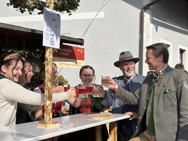 Die ehemaligen und frisch gekrönten Dirndlhoheiten mit Obmann der Regionalplanungsgemeinschaft Pielachtal Kurt Wittmann und Bürgermeister aus Ober-Grafendorf Rainer Handlfinger. | Foto: Lina Chalusch