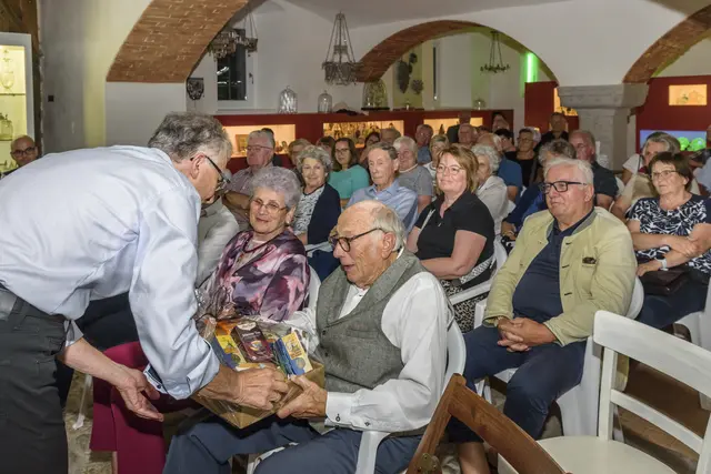 Reinhold Klinger (l.), Obmann des Museums Pregarten, überreicht dem langjährigen Mitstreiter Adi Lengauer (Mitte) ein Geschenk. | Foto: Museum Pregarten