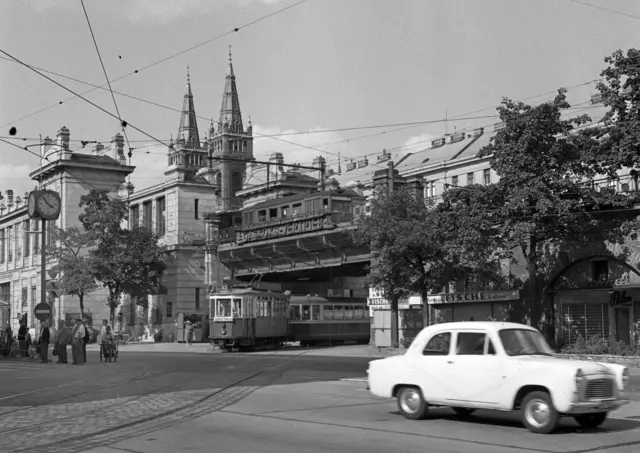 Linie J mit Zug der Type K und c2 Station Lerchenfelderstraße mit Stadtbahn, Juli 1962. (Archiv) | Foto: Wiener Linien