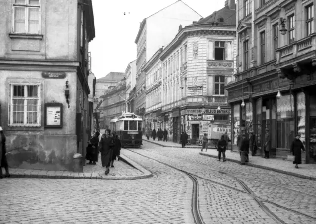 Linie J mit einem Zug der Type G 2085 mit m2-Beiwagen in der Erdbergstraße; Apostelgasse, Eingleisiger Streckenabschnitt um 1935. (Archiv) | Foto: Wiener Linien
