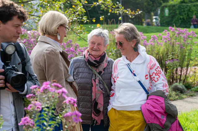 Persönliche Worte tauschte Landeshauptfrau Johanna Mikl-Leitner mit den Gewinnerinnen und Gewinnern aus. | Foto: Natur im Garten / Johannes Ehn