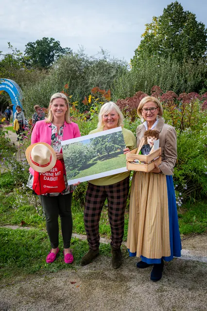 Landeshauptfrau Johanna Mikl-Leitner und Sandra Schütz (MeinBezirk NÖ) gratulierten Maria Hoffmann. | Foto: Natur im Garten / Johannes Ehn