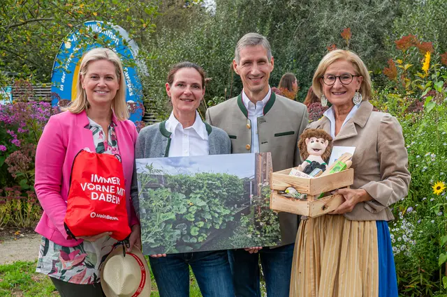 Landeshauptfrau Johanna Mikl-Leitner und Sandra Schütz (MeinBezirk NÖ) gratulierten Nikolaus Nutz. | Foto: Natur im Garten / Johannes Ehn