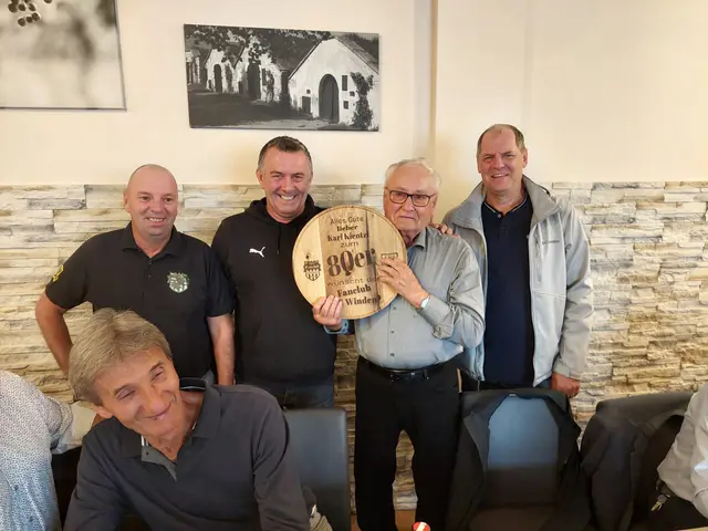 Ein ganz besonderer Fan: Karl Kientzl feierte seinen 80. Geburtstag.  | Foto: FC Winden am See 