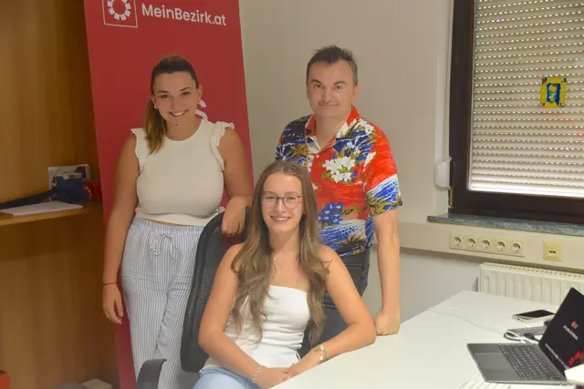 MeinBezirk Oberwart-Praktikantinnen im Sommer 2025: Jana Gollacz und Carla Schoditsch mit Redaktionsleiter Michael Strini | Foto: MeinBezirk Oberwart