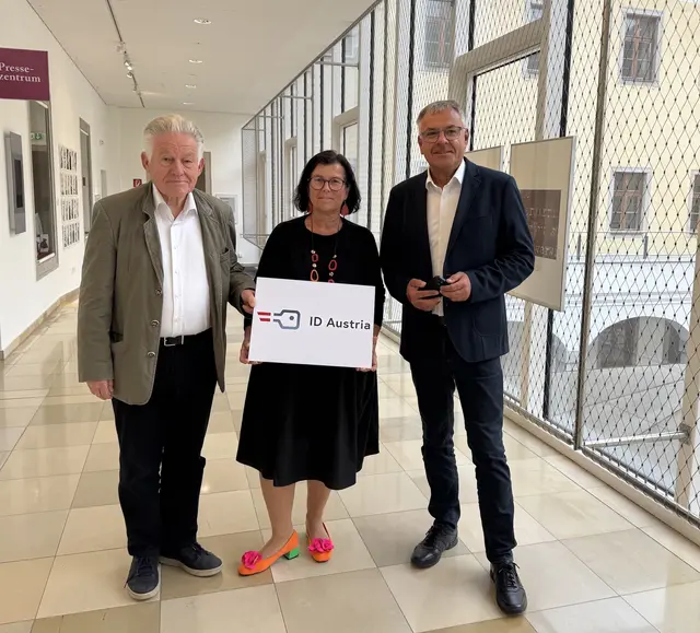 Von links: LH a.D. Josef PÜHRINGER, OÖ Seniorenbund Landesobmann; LRin a.D. Birgit GERSTORFER, Präsidentin Pensionistenverband; Christoph SCHWEITZER, Bezirkshauptmann Grieskirchen/Eferding

  | Foto: Seiringer