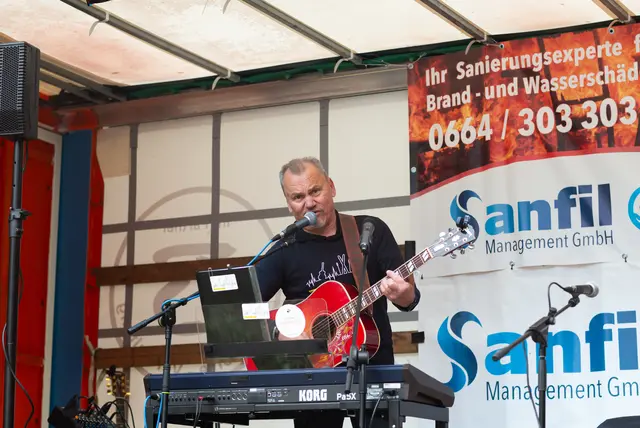 Musik Bua Winni Faist an der Gitarre. | Foto: Santrucek