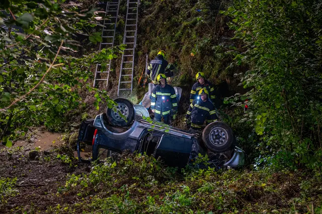 Das Fahrzeug war mehrere Meter abgestürzt. | Foto: TEAM FOTOKERSCHI