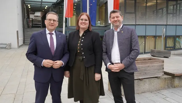 Carina Reiter und Hannes Rainer gemeinsam mit ÖVP Klubobmann August Wöginger (links). (Archivbild) | Foto: Johannes Brandner
