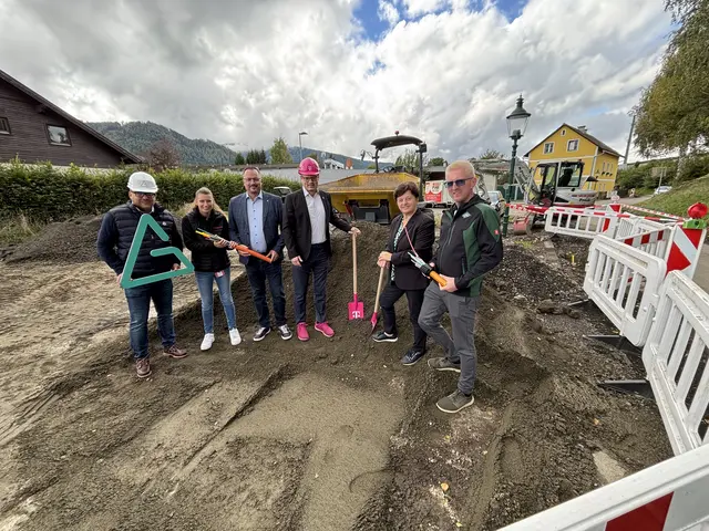 Offizieller Baustart in Krieglach für die Erweiterung des Glasfasernetzes von Magenta: Vertreterinnen und Vertreter der Gemeinde, von Magenta, der Alpen Glasfaser GmbH und der Bauunternehmung Granit. | Foto: MeinBezirk/Angelina Koidl