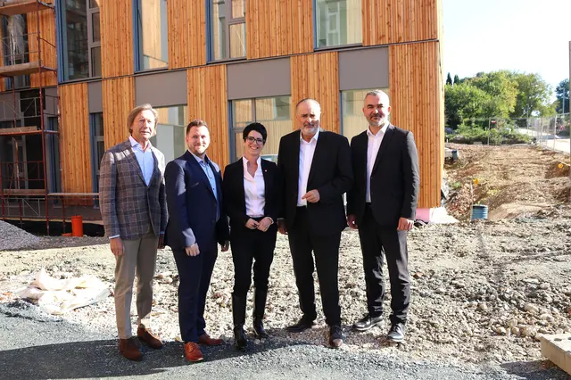 Bürgermeister Kurt Maczek, Vizebürgermeister Adrian Kubat, Jutta Benedek, Geschäftsführerin der Landesimmobilien Burgenland (LIB), Landeshauptmann Hans Peter Doskozil und Landesrat Heinrich Dorner besichtigten anlässlich der Gleichenfeier die Baustelle des Campus Pinkafeld der Hochschule Burgenland. | Foto: Landesmedienservice/Müllner-Frühwirth