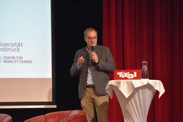 Mobilitätsforscher Markus Mailer von der Universität Innsbruck erklärte, welche Möglichkeiten es bei alternativen "Antrieben" gibt. | Foto: Barbara Fluckinger