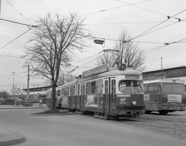 Linie 81 als Sonderlinie am Praterstern mit Type E1-c3 im März 1987, rechts Bus von Dr. Richard und Schnellbahnstation. (Archiv) | Foto: Wiener Linien