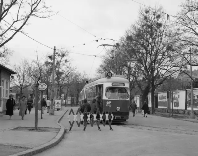 Linie 81 als Sonderlinie in der Messeschleife, Prater mit Type E1-c3 im März 1987, links kurz das Expedit zu sehen. (Archiv) | Foto: Wiener Linien