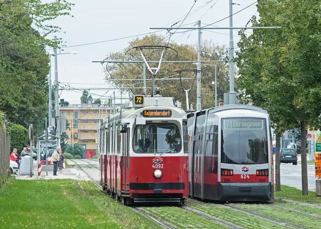 Linie 72 mit E2-c5 und Linie 71 Type B Ulf, Simmering 1. Tor, September 2013. (Archiv) | Foto: Wiener Linien/Helmer