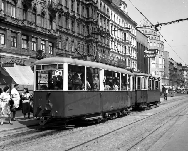 Zug der Linie 58 mit der Type A-k Mariahilferstraße, Getreidemarkt, Fahrtrichtung Unter St. Veit, April 1953. (Archiv) | Foto: Wiener Linien