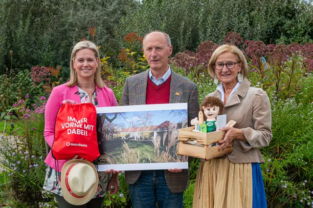 Landeshauptfrau Johanna Mikl-Leitner und Sandra Schütz (MeinBezirk NÖ) gratulierten Martin Gudenus. | Foto: Natur im Garten / Johannes Ehn