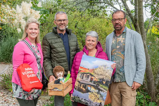 Karl Ploberger und Sandra Schütz gratulierten Familie Mandler. | Foto: Natur im Garten / Johannes Ehn