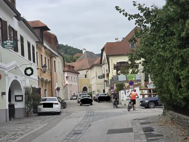 Autos, Radfahrer, Fußgänger: In der Bachgasse tummelt sich alles. | Foto: Raimund Pichler