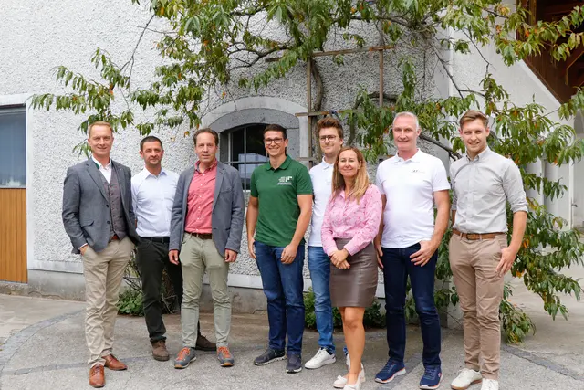 Neue Kooperation für effizenten Weizenanbau: Prechtl Bernhard (Geschäftsführer Resch&amp;Frisch), Wührer Wolfgang (Agrarbetrieb Wührer), Steiner Christoph (LAT Nitrogen), Geyer Stephan (Josephinum Research), Hemetsberger Gerhard (LAT Nitrogen), Plohberger Sarah (Teamleitung Nachhaltigkeitsmanagement Resch&amp;Frisch), Heinzlmaier Franz Florian (LAT Nitrogen), Heibl Jakob (Trainee Resch&amp;Frisch). | Foto: Resch&amp;Frisch