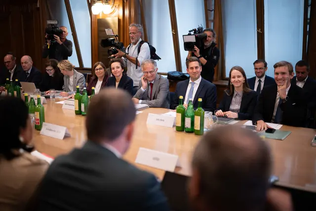 Bei der ersten offiziellen Verhandlungsrunde zur Neuverhandlung der Beamtengehälter am Dienstag im Bundeskanzleramt sind sich Regierung und Gewerkschaften wohl kaum nähergekommen.  | Foto: BKA
