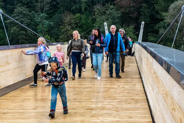 Nach monatelanger Vorarbeit und in aufwändigen Arbeitsschritten wurde in Oberschwarza am Murradweg R2 in der Marktgemeinde Straß eine neue Brückenkonstruktion montiert und eröffnet. | Foto: Alle Fotos: Günter Simmerl