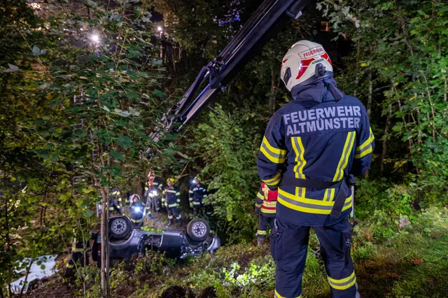 Die Einsatzkräfte kümmerten sich um die Bergung des Autos. | Foto: TEAM FOTOKERSCHI