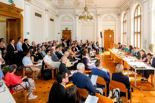 Am Donnerstag, 25. September, fand das erste Treffen des Bezirksparlaments nach der konstituierenden Sitzung im Juni im Festsaal des Amtshauses Währing statt. | Foto: Christian Fürthner