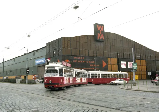 Linie 81 mit E1-c3 biegt von der Messeschleife in die Ausstellungsstraße, Hintergrund alte Messehalle. (Archiv) | Foto: Wiener Linien