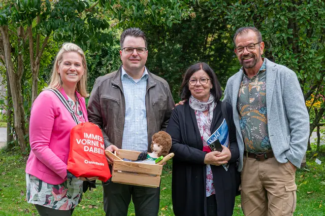 Karl Ploberger und Sandra Schütz gratulierten Johannes Rötzer. | Foto: Natur im Garten / Johannes Ehn