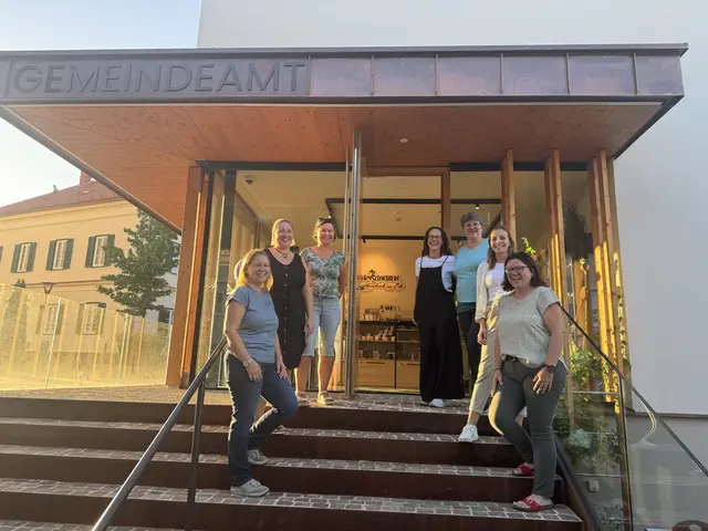 Seit einem Jahr in Wundschuh: Kunsthandwerkerin Birgit Pfeifer, Nähtalent Nicole Herzog, Stickerin Bettina Stampler, Grafikerin Sandra Ferk, Jutta Pöllabauer, Ohrring-Designerin Michaela Sammer und Betreiberin Barbara Lienhart (v. l.) | Foto: privat
