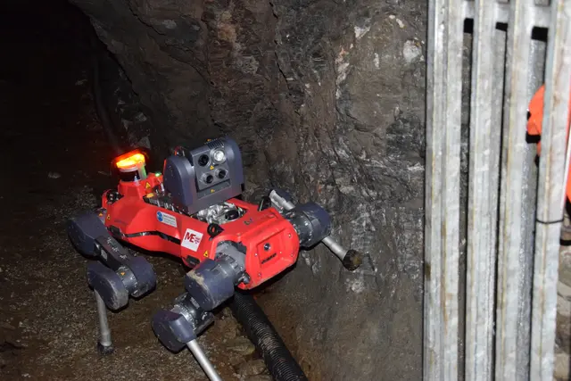 Der Roboter ging auf nassen und unebenem Boden sowie durch Engstellen.  | Foto: Mein Bezirk / Leonie Herrmann