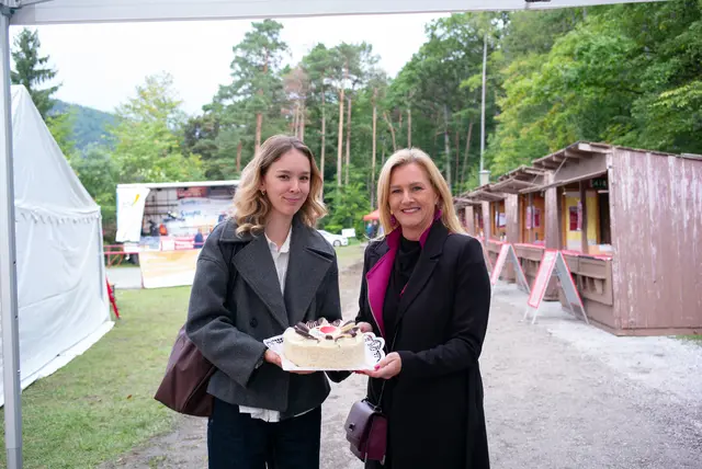 Nationalrätin Petra Tanzler und Assistentin Carina Brandlhofer hatten eine Torte mit. | Foto: Santrucek