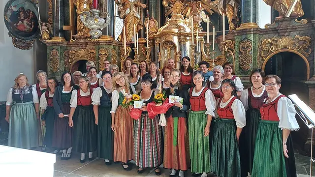 Chor der Trachtenfrauen mit Chorleiterin Gerti Pöllitzer
und Martina Gell ( Querflöte) 