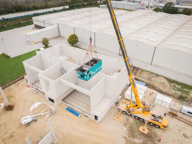 Der Biomassekessel mit einer Leistung von 5 MW wurde in vier Teilen eingehoben. | Foto: EVN
