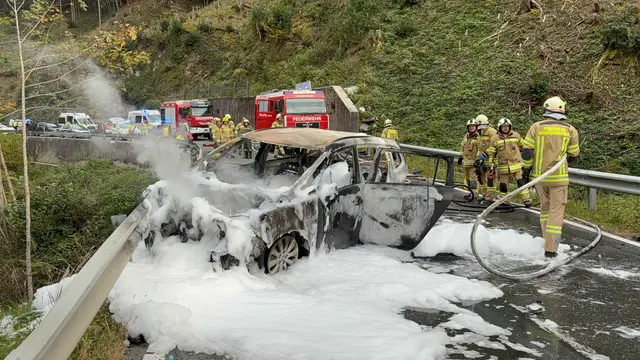 Schwerer Frontalcrash auf der L37 in Thiersee: Beide Fahrzeuge wurden komplett zerstört, vier Personen mussten verletzt ins Krankenhaus gebracht werden. | Foto: Zoom.Tirol