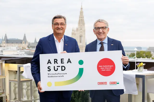 Die Präsidenten der Wirtschaftskammern Steiermark und Kärnten, Josef Herk (r.) und Jürgen Mandl präsentieren die gemeinsame Dachmarke "Area Süd" in Wien. | Foto: Florian Wieser