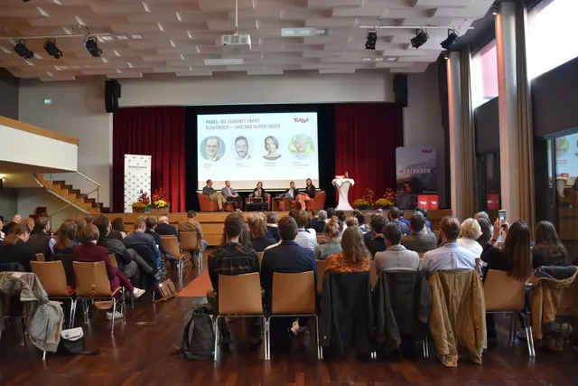 Die Paneldiskussion am Nachmittag brachte Einblicke in die Zukunft – und diese ist elektrisch.  | Foto: Barbara Fluckinger
