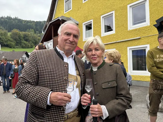 Georg Thun und Gerti Hoper genossen die regionalen Schmankerl und die lebendige Stimmung auf dem Dirndlkirtag. | Foto: Lina Chalusch