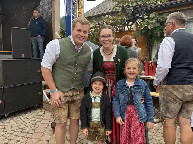 Zur Unterstützung der ehemaligen Dirndlkönigin Anna König kam die ganze Familie. | Foto: Lina Chalusch