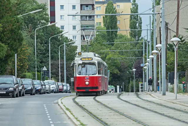 Linie 72 mit E2-c5 Garnitur Kaiser Ebersdorf, September 2013. (Archiv) | Foto: Wiener Linien/Helmer