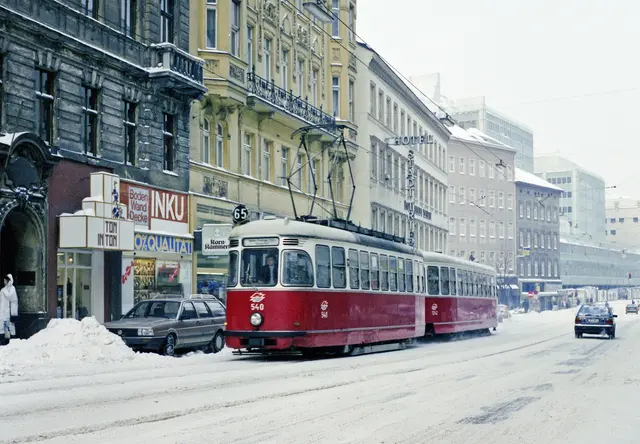 Zug der Linie 65 mit der Type L-c3 in der Wiedner Hauptstraße, Winter 1987. (Archiv) | Foto: Wiener Linien