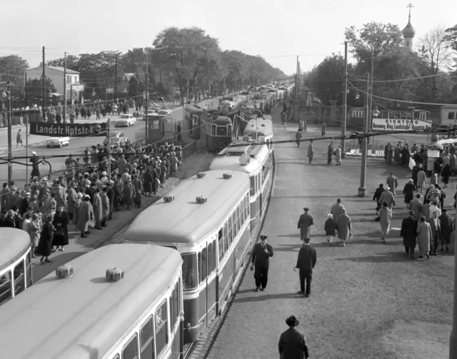 Zentralfriedhofsverkehr am 1. November 1961, zu sehen Wagen der Type L4-l und im Hintergrund Type T1 auf Linie 29 und 74. (Archiv) | Foto: Wiener Linien