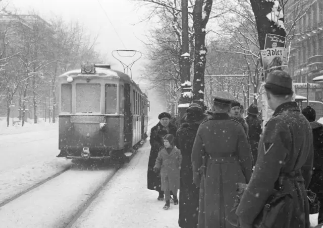 Winter 1934 am Kärntner Ring mit einem Zug der Linie J. (Archiv) | Foto: Wiener Linien
