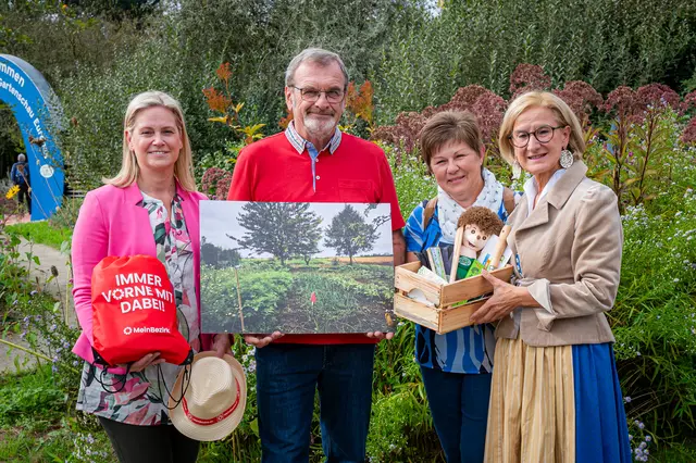 Landeshauptfrau Johanna Mikl-Leitner und Sandra Schütz (MeinBezirk NÖ) gratulierten Franz Stockbauer. | Foto: Natur im Garten / Johannes Ehn