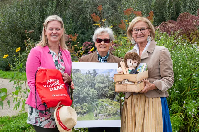 Landeshauptfrau Johanna Mikl-Leitner und Sandra Schütz (MeinBezirk NÖ) gratulierten Liselotte Ostermann. | Foto: Natur im Garten / Johannes Ehn