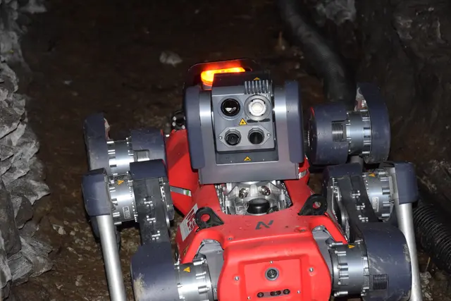 Der Roboter verfügt ein Belichtungssystem, eine Wärmebildkamera und einen Laserscan (das rote Licht im Bild). | Foto: MeinBezirk / Leonie Herrmann