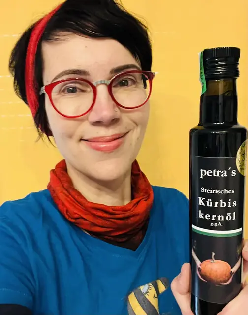 Petra Zahrl aus Sigmundsherberg hat den Schritt in die Direktvermarktung gewagt und verkauft seit 2019 ihr eigenes Kürbiskernöl. | Foto: Petras
