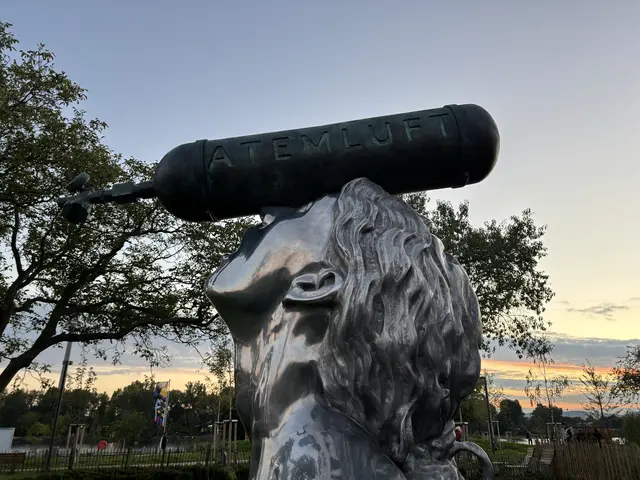 "Atemluft" ist eine großformatige Skulptur von Xenia Hausner. | Foto: Michael Marbacher/MeinBezirk